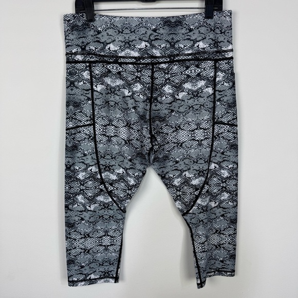 Zyia Black & White Reptile Animal Print Cropped Leggings workout running yoga - Picture 2 of 4